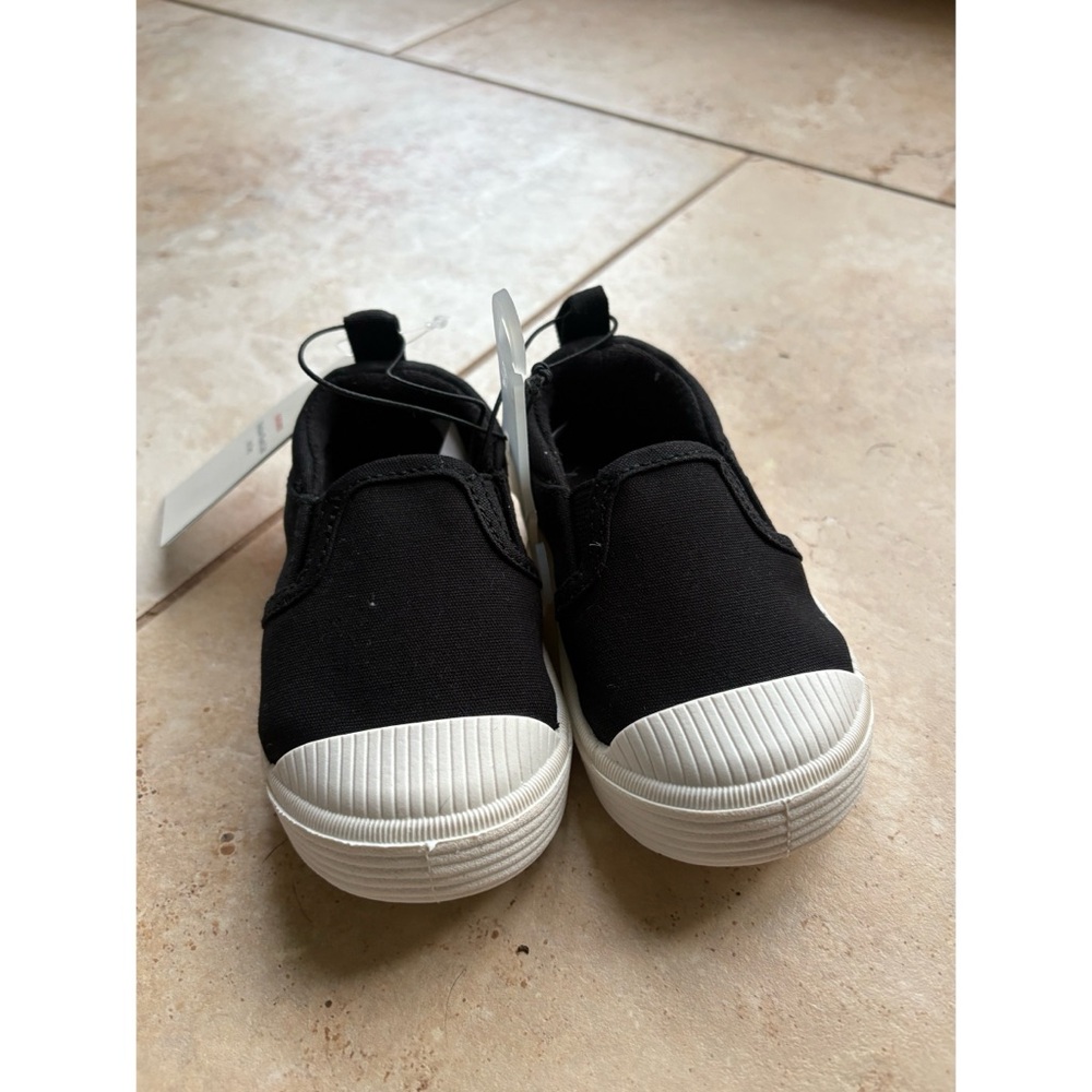 Cat & Jack Slip On’s Size 4